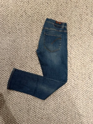 Dondup George  - Bra skick, ser fina ut och varsamt använda. nypris 3599kr