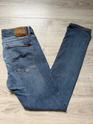  Nudie Jeans - || Ett par riktigt snygga replay jeans i blå färg || Storlek W30 L30 || Jeansen har en pytteliten defekt på lappen på baksidan, men inget som syns så mycket, annars är de i väldigt fint skick  || Vid fundering är det bara att hojta till !