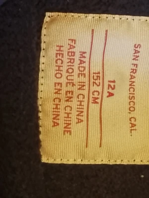 Blå Levi's hoodie med logga - Snygg blå hoodie från Levi's med den klassiska röda loggan framtill. Tröjan har huva och en stor magficka. Perfekt för dig som gillar streetwear och vill ha en enkel men stilren look. Tillverkad i mjukt material för extra komfort.