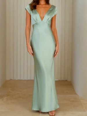 Ljusgrön långklänning i satin - Helt ny med lapp kvar! Super fin klänning från hello Molly som aldrig är använd då den inte passa mig💞 