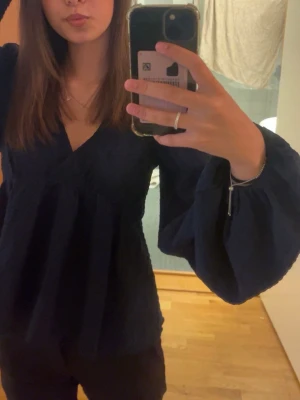 Mörkblå blus från Nelly - Slutsåld, knappast använd