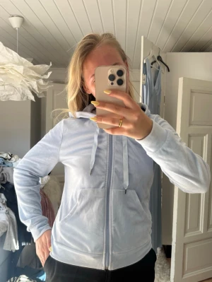 Ljusblå zip hoodie med huva - Säljer en ljusblå kofta från Gina i bra skick🩷köpare står för frakt!