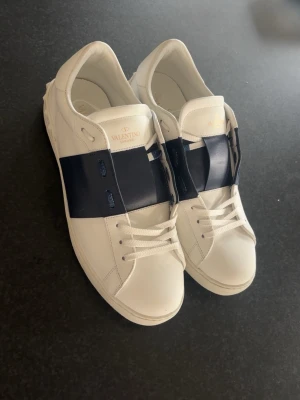 Valentino open - Valentino opens i storlek 45. Använda en gång, box och påse medföljer skriv vid frågor och kom med prisförslag. Valentino skor