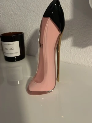 Good Girl parfym från Carolina Herrera - Säljer en lyxig parfym från Carolina Herrera, Good Girl, i en unik flaska formad som en högklackad sko. Flaskan är rosa med svart och guld detaljer, tillverkad i glas och plast. Perfekt som statement på sminkbordet.