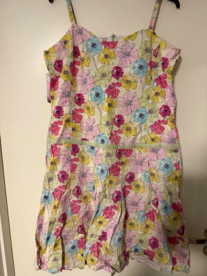 Vintage Marc O’polo klänning - En färgglad Marc O’polo klänning med dragkedja baktill.