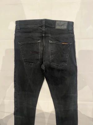 Nudie jeans - Skick: 8.5/10 | modell: Grim Tim | storlek 31/32, men sitter som 28/30 i slim fit | obs! Jeansen är avklippta, sitter därför som 30 i längd 