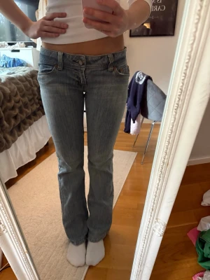 Ljusblå bootcut jeans med låg midja - American Eagle jeans, omsydda av tidigare ägare! Midjemått: 39 Innerbenslängd: 78! 🩷