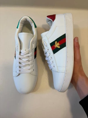 Gucci ace skor - Vita Gucci Ace bee skor // storlek UK 8,5 och EU 42,5 // helt nya 10/10 skick // skriv vid minsta fråga eller fundering🤝
