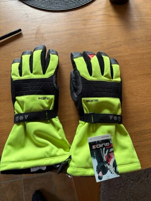 Guide Vinterhandskar - Säljer dessa helt nya vinterhandskarna ifrån Guide. De e helt nya med prislapp och aldrig använts, nypris ca 900-1200kr mitt pris 800kr, (storlek 9)