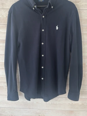 Raffe skjorta  -  Stilren  Ralph Lauren skjorta i mjukt och skönt material ||| Går att styla med in princip allt! Perfekt nu till det ljusare tiderna☀️mvh///GC