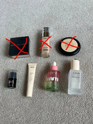 Parti sminkprodukter - De tre översta är helt oanvända men foundationen har jag tagit ett pump, Caia serumet är ungefär hälften kvar sedan smuuti serumet 3/4 kvar, bronzer sticker bara testat en gång på en ren hand, sedan Caia ögonkrämen är ca hälften kvar❤️ obs de tre översta är sålda!