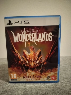 Tiny Tina's Wonderlands PS5-spel - Tiny Tina's Wonderlands Next-Level Edition till PS5. Spelet kommer i ett blått plastfodral med färgstark omslagsbild och innehåller både skiva och insats. Ett actionfyllt fantasyspel med humor och magi, perfekt för dig som gillar äventyr och rollspel.
