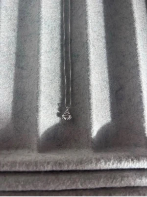 Silverhalsband med hjärtberlock - Snyggt och stilrent halsband i silver med en liten hjärtformad berlock. Kedjan är tunn och smidig, perfekt för dig som gillar minimalistiska smycken. Hjärtat har en enkel och modern design som passar till många olika stilar.