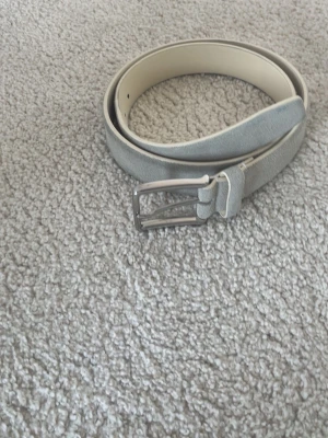 Mocka bälte - Ett stilrent mocka bälte i nyskick