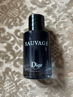 Dior Sauvage parfym - Andvänd några sprut ! Dior Sauvage parfym i en elegant mörkblå glasflaska med svart lock. 
