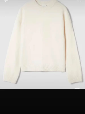 Vit stickad tröja  - Superfin vit stickad tröja ifrån Gina tricot,i super bra skick. Lägg gärna  prisförslag eller skriv vid frågor💗