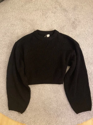 Svart stickad tjocktröja! - Svart och kort stickad tröja från H&M i storlek XS. Har använt den men den är fortfarande i bra skick! 