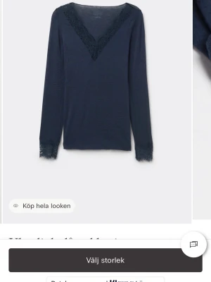 Intimissimi tröja spets - Mörkblå långärmad topp med v-ringning och dekorativ spets vid halsringningen och ärmsluten. Tunn och mjuk känsla, perfekt för en stilren look. Inte använd mycket, bara att skriva om man vill ha bilder eller funderingar💗