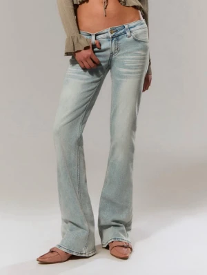 Ljusblå bootcut jeans från Cheap Monday - Ljusblå lågmidjade bootcut jeans från Cheap Monday. Storlek 28/32, skulle säga att de är små i storleken och som en xs i referens. Bara använt någon enstaka gång så jätte bra skick. Super sköna och snygga! Skriv vid frågor💕 