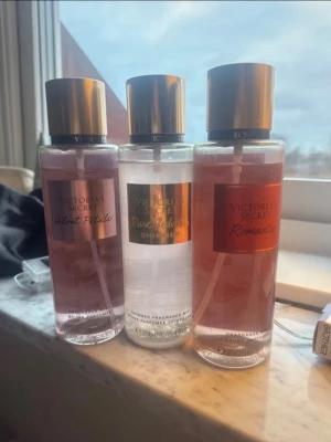 Victoria's Secret body mists  - Tre olika body mists från Victoria's Secret: Velvet Petals, Pure Seduction Shimmer och Romantic. Perfekt för dig som gillar fräscha och blommiga dofter. Köpta i London på Victoria’s secret