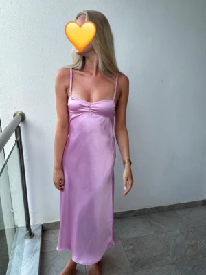 Ljusrosa långklänning i satin - Pris går att diskutera!!💞 Säljer en ljusrosa långklänning i satin med smala axelband och lätt rynkad detalj vid bysten. Klänningen har en mjuk, glansig finish och en figurnära passform som ger en elegant siluett. Perfekt för sommarens alla tillfällen! 