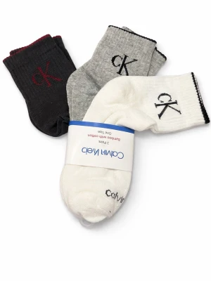 3-pack strumpor från Calvin Klein - Säljer ett 3-pack strumpor från Calvin Klein i svart, grått och vitt. Alla har CK-loggan broderad på sidan. Strumporna är ribbade och gjorda i en mjuk bomullsblandning. Perfekta för dig som vill ha stilrena och bekväma strumpor till vardags.