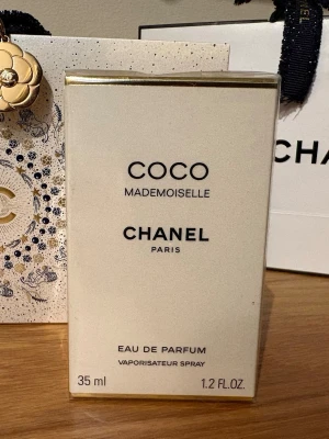 Chanel Coco Mademoiselle EdP 35 ml - Chanel Coco Mademoiselle Eau de Parfum i 35 ml sprayflaska. Helt oöppnad och köpt i butik. 