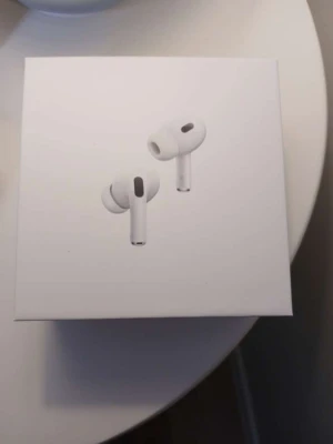 Apple AirPods Pro (2nd Gen) USB-C - Säljer ett par vita Apple AirPods Pro (2nd Generation) med MagSafe-laddningsetui och USB-C. Trådlösa in-ear hörlurar med silikontoppar och stilren design. Perfekta för musik, samtal och brusreducering. Levereras i originalförpackning.