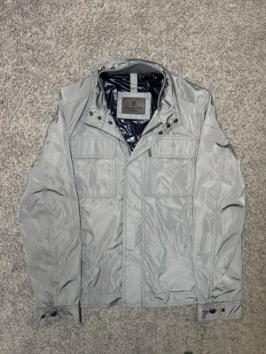 Massimo Dutti Jacka  - Tja säljer nu en grå fält jacka från Massimo Dutti i storlek S för 999kr! Priset är ej hugget i sten, hör av er i dm vid funderingar 🙌