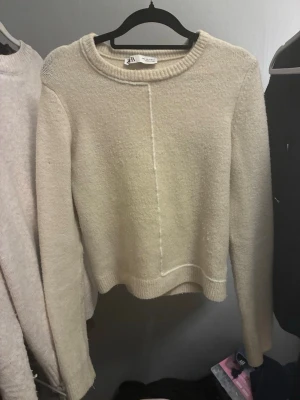 Stickad tröja från zara - Snygg stickad tröja från Zara, begie med vita detaljer har använt mycket men fortfarande i bra skick❣️