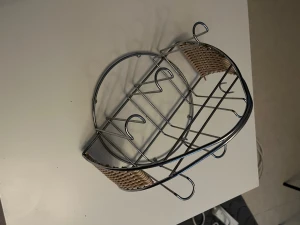 Glashållare i metall - Snygg glashållare i silverfärgad metall med detaljer i flätad rotting. 