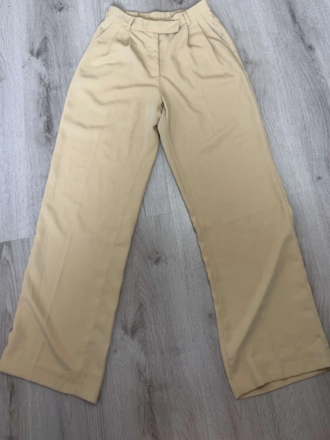 Beige vida chinos med hög midja