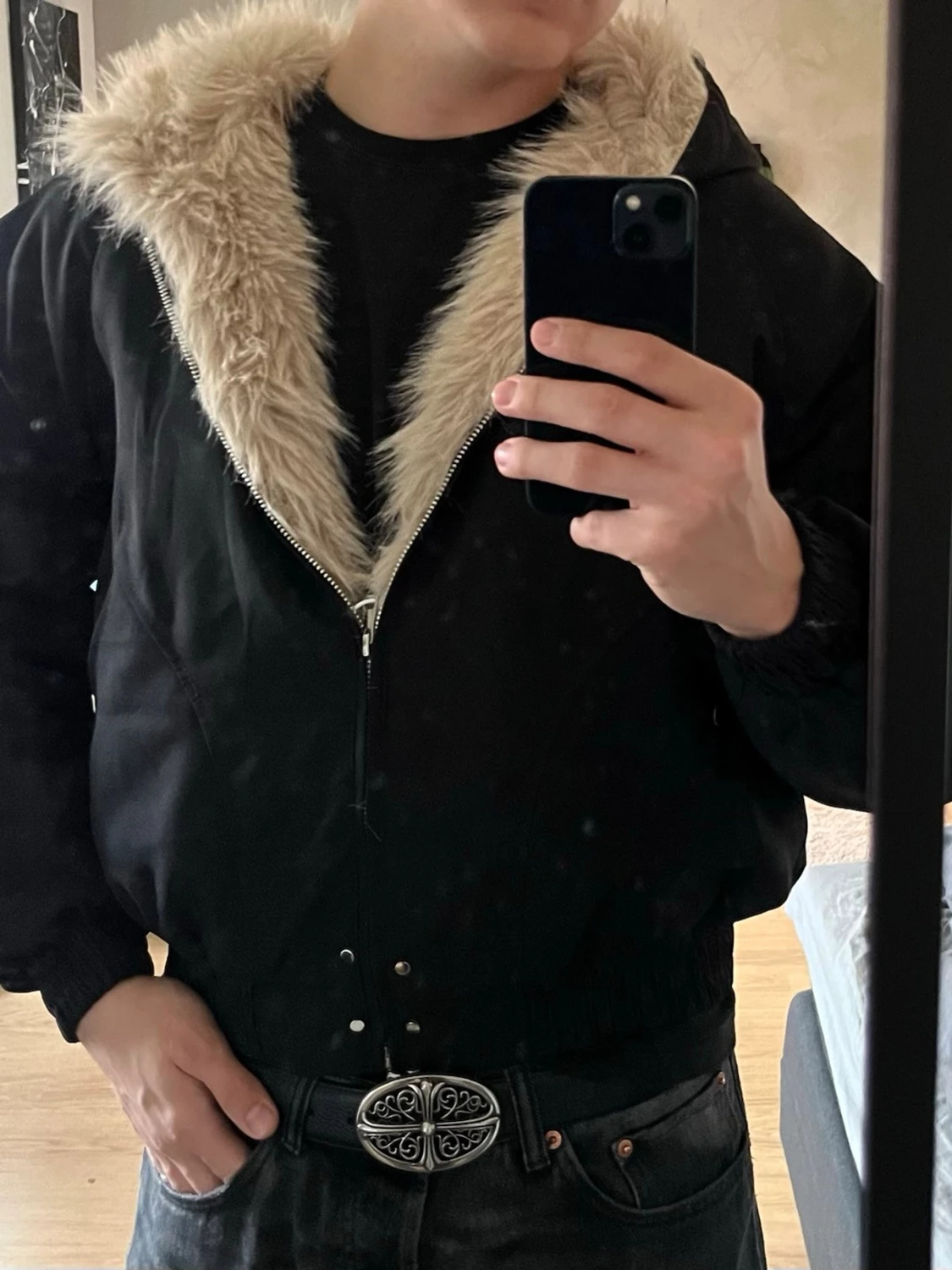 Svart pufferjacka med fuskpäls - 3