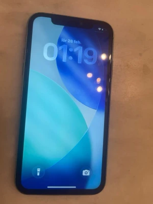 Iphone 11  - Jag säljer en grön iPhone 11 med 100% bätterihälsa men backdelen är sönder och inga Apple logo. Repor på kanterna men allt funkar bra. Frågor kan diskuteras om telefonen.
