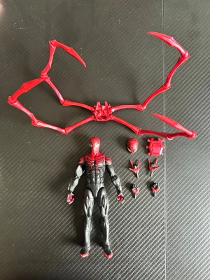 Superior Spider-Man - Cool Spider-Man actionfigur i svart och rött med stora röda mekaniska ben, extra händer, huvud och ryggdel. Figuren är detaljerad och har rörliga leder. Perfekt för samlare eller fans av Marvel och superhjältar.
