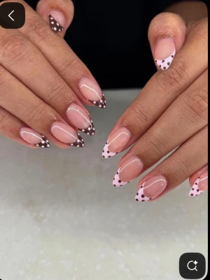 Handgjorda lösnaglar💞 - Snygga press-on naglar i mandelform med transparent bas och fransk tipp i ljusrosa, dekorerad med bruna och vita prickar.