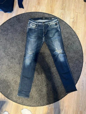Replay Anbass hyperflex - Ett extremt feta replay Anbass jeans med en skön wash samt slitningar. Storlek 32/31. Modellen på bilden är 187. Om det är något du undrar över så fråga på. 