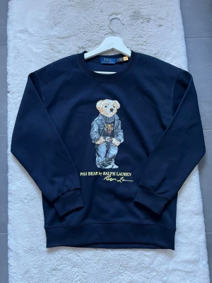 Mörkblå sweatshirt Polo Bear - Säljer denna Mörkblå sweatshirt från Ralph Lauren som är köpt här på plick, fraktar samma dag som köp! Priset är förhandlingsbart
