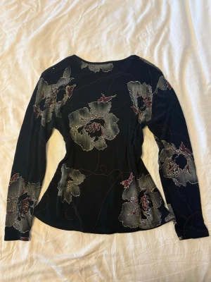 Glittrig topp - Så fin topp. Blommorna är glittriga med rhinestones och tröjan är i mesh liknande material. Pris kan diskuteras!