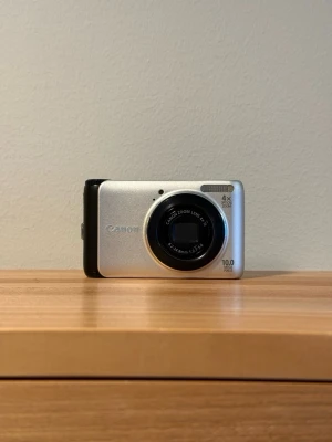 Canon digitalkamera silver - An old camera from family belongings. Untested due to missing battery. Sold in current condition, no warranty or returns. Pick-up only, Sollentuna.