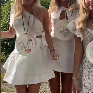 Showpo klänning - Superfin klänning med prislapp kvar!! Från showpoo och perfekt för studenten. Storlek s.