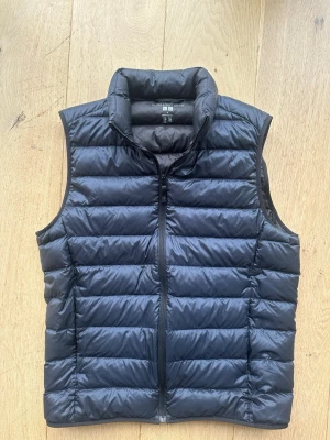 Marinblå dunväst från Uniqlo - Tjenare! Säljer en Snygg marinblå dunväst från Uniqlo Ultra Light Down med quiltad design i strl S. Använt ungefär 10 gånger så nästan helt ny! Om ni har frågor, hör av er💫