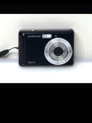 Samsung ES15 Digital Kamera - Säljer en Samsung ES15 digitalkamera i fint skick. Perfekt och smidig kamera som tar bra bilder i olika lägen som enkelt kan välja mellan.  Det som ingår: 	•	Minneskort 	•	Laddare/Batteri  Allt du behöver för att börja använda kameran direkt  😊   #samsung #kamera #camera #nikon #sony #canon #Digitalkamera #digitalcamera #fujifilm #vintage