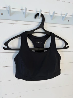 Svart sport-bh från Iconic - Mycket fin sport bh i storlek S. Den är utan inlägg. Hör av dig om du har någon fråga!
