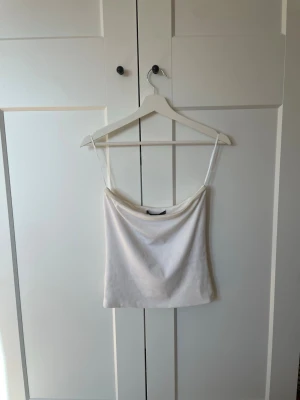 4 olika toppar - Säljer ett pack med 4 olika toppar! 1.tubtopp ifrån bikbok i storlek M/ 2.Volang topp ifrån Zara i storlek S/ 3.Body ifrån newyorker i storlek S/ 4.T-shirt ifrån Gina tricot i storlek Xs💕