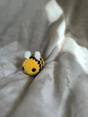 Virkat mini bi - Den är ca 6 cm hög💕 obs den har Säkerhetsögon som inte rekommenderas för barn under tre år!