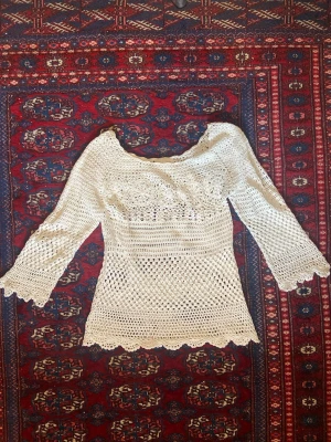 Tunn stickad tröja - Mesh 60tal vibe tröja med ganska korta lite utsvängda ärmar. Jättesöt 😄😄😄 