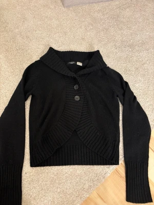 Svart kofta från Redoute - Söt liten svart vintage kofta. Aldrig använd. Storlek L☺️