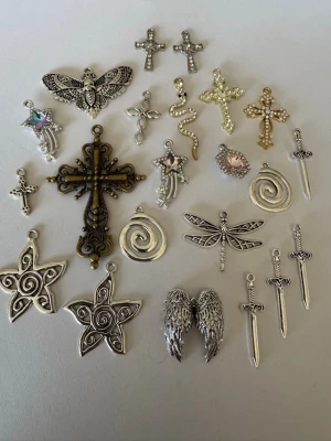 Berlock-paket - Säljer av material som jag använt för att göra smycken. Har 2025 tillverkat och sålt smycken för över 50.000kr så är något folk uppskattar (om man håller låga priser) . Nu har jag dock tappat intresset så säljer av allt jag har. Kolla gärna in andra annonser   I denna annons hittar du berlocker för smyckestillverkning . 