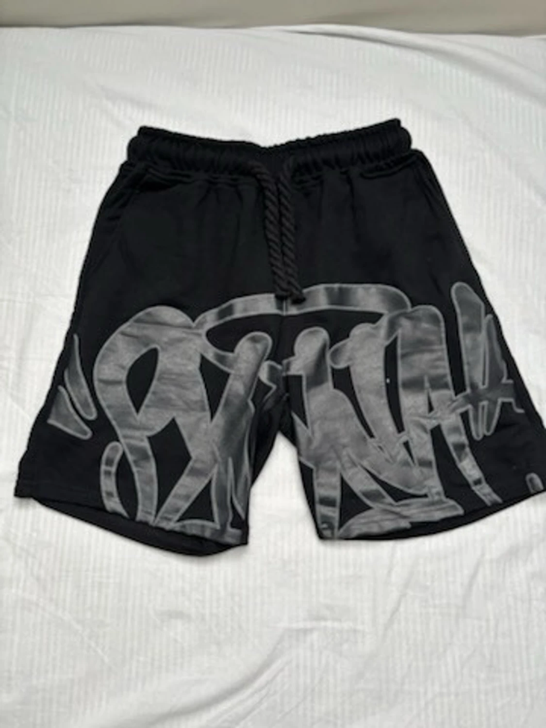 Svarta shorts med graffiti-tryck